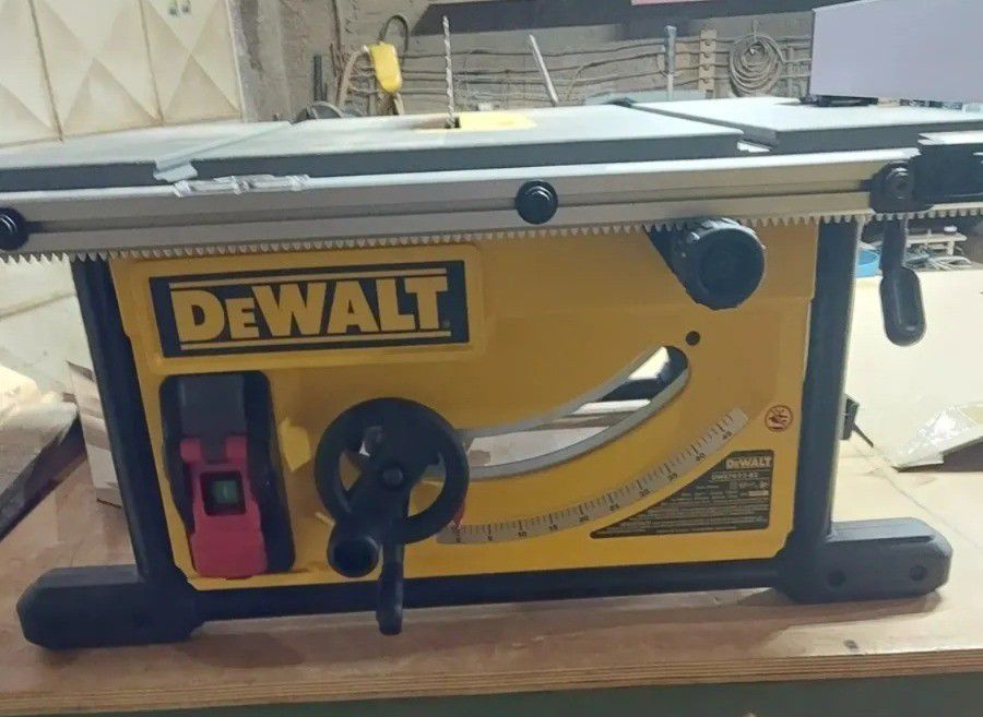 Serra Circular de Bancada DEWALT DWE7492 com Extensão Deslizante até 825mm